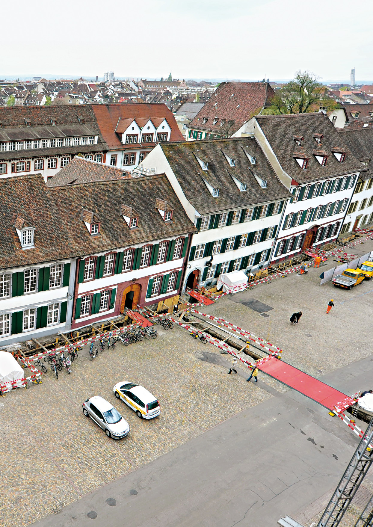 Blick auf die Leitungsgräben auf dem Münsterplatz